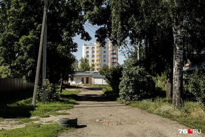 Из многих уголков поселка открывается вид на новые жилые комплексы Красноперекопского района  | Источник: Александр Куренной / 76.RU