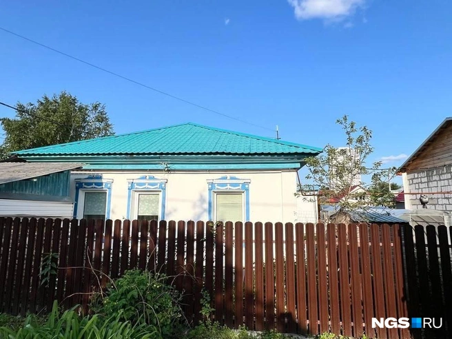 Лидия Павловна не планирует лишать дом старых крашений, хотя на ее участке ведут стройку нового здания | Источник: Настасья Медведева / NGS.RU