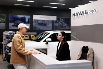 В салоне Кириллу помогли выбрать авто | Источник: HAVAL