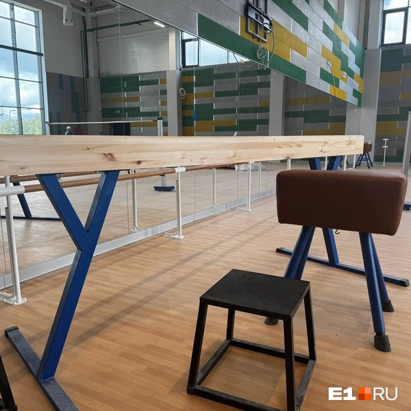 В гимнастическом зале можно будет развивать гибкость и прыгучесть: здесь есть балетные станки, сектор для прыжков в высоту и барьер. | Источник: Анастасия Копыркина / E1.RU