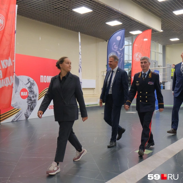 Николай в сопровождении министра спорта Прикамья Татьяны Чесноковой и начальника ГУ МВД по Пермскому краю, генерал-майора полиции Владислава Толкунова и главного федерального инспектора по Пермскому краю аппарата представителя президента в ПФО Сергея Половникова | Источник: Тимофей Калмаков / 59.RU