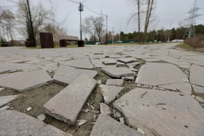 В челябинском сквере после ремонта разрушилась плитка