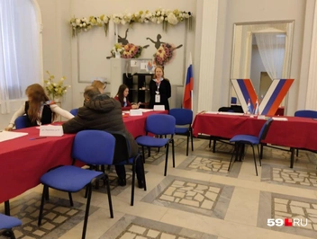 Приходящие голосовать отдают паспорт, а затем расписываются за получение бюллетеня | Источник: Ольга Якунчева / 59.RU
