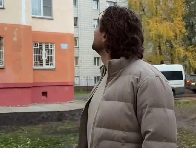 Давид Манукян побывал рядом с домом, в котором жил в детстве | Источник: dava_m / Instagram.com*
