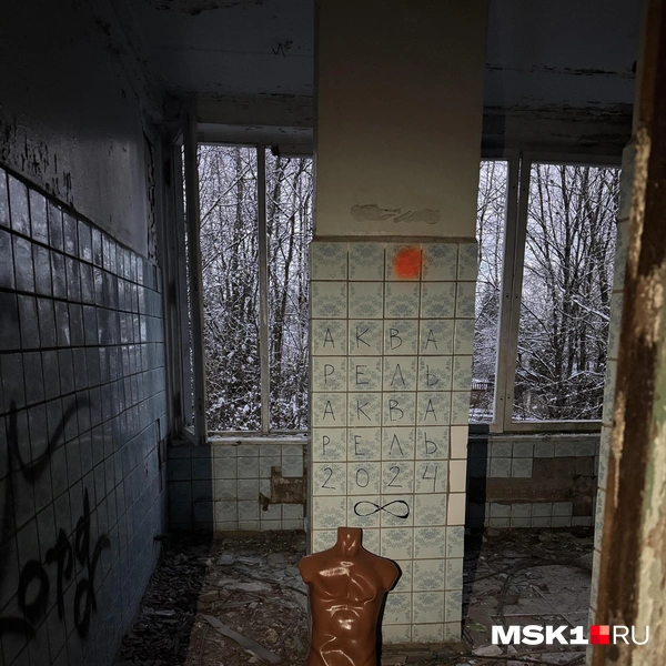 Тут манекен скорее похож на арт-инсталляцию | Источник: Алина Мельникова / MSK1.RU