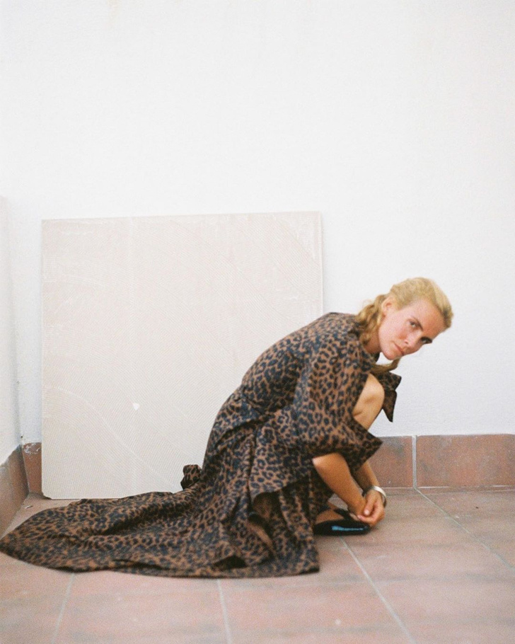 Statement dress: Бланка Миро в леопардовом платье Ganni