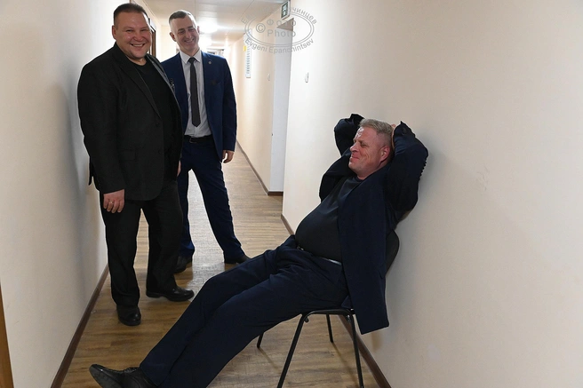 Читинские охранники у комнаты Никиты Михалкова | Источник: Евгений Епанчинцев