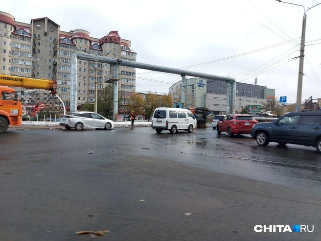 Упавший на бок асфальтоукладчик | Источник: очевидец