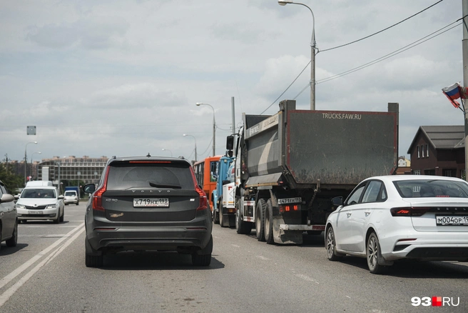 На трассе в сторону Краснодара образовались пробки | Источник: Дарья Паращенко / 93.RU
