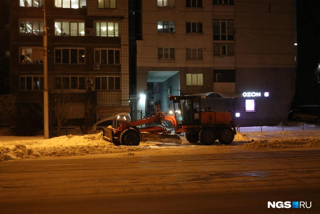 На каждом участке, помимо техники, было задействовано двое дорожных рабочих | Источник: Андрей Бортко / NGS.RU