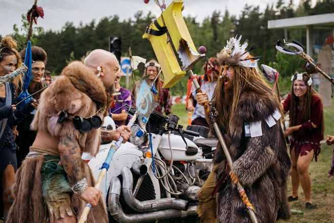 2100-й год. Москвичи одичали и делят территорию с недомосквичами, как они считают, с жителями Бутова | Источник: пресс-служба «Кинопоиска»