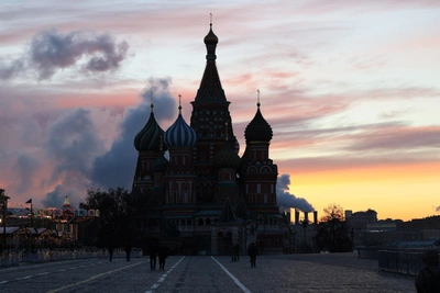 Огненный рассвет в морозной Москве: яркие фото утра