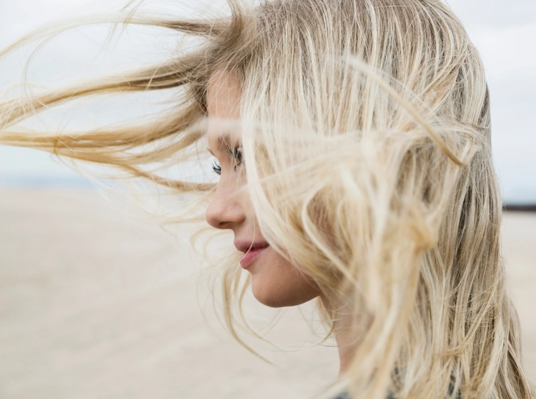 Сухой шампунь: зачем он нужен и как им пользоваться | marieclaire.ru