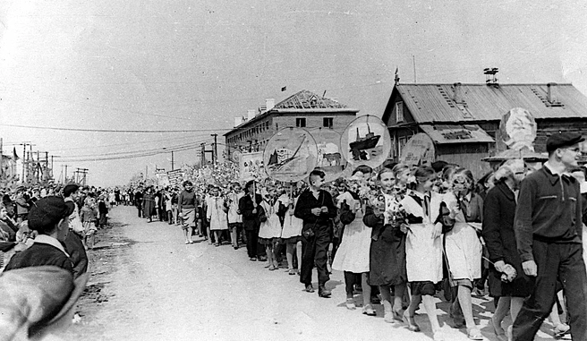В Мысках в середине 60-х колонны шествующих растягивались на сотни метров | Источник: myski.su / pastvu.com