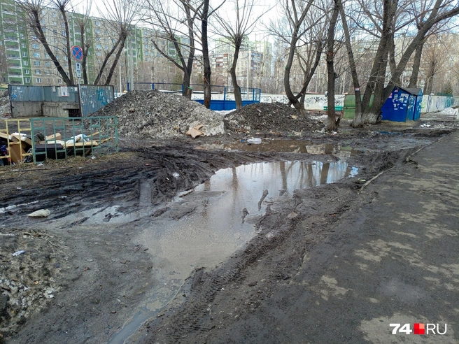 В теплое время года двор на Руставели смотрится совсем неважно | Источник: читатель 74.RU