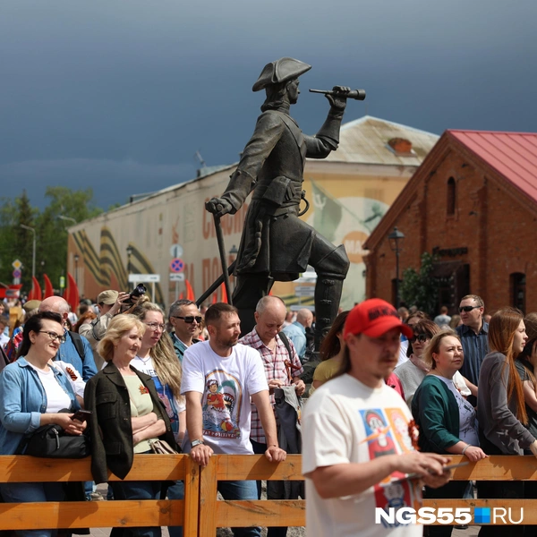 Несмотря на пасмурное небо, жители города пришли в Омскую крепость, чтобы насладится праздником  | Источник: Евгений Софийчук / NGS55.RU 