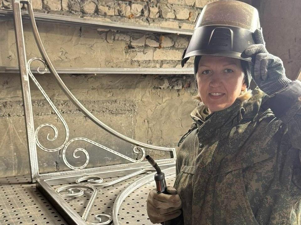 «Режет железо и гнет прутья»: многодетная мать из Кузбасса бросила кресло главбуха и в 47 лет стала сварщицей
