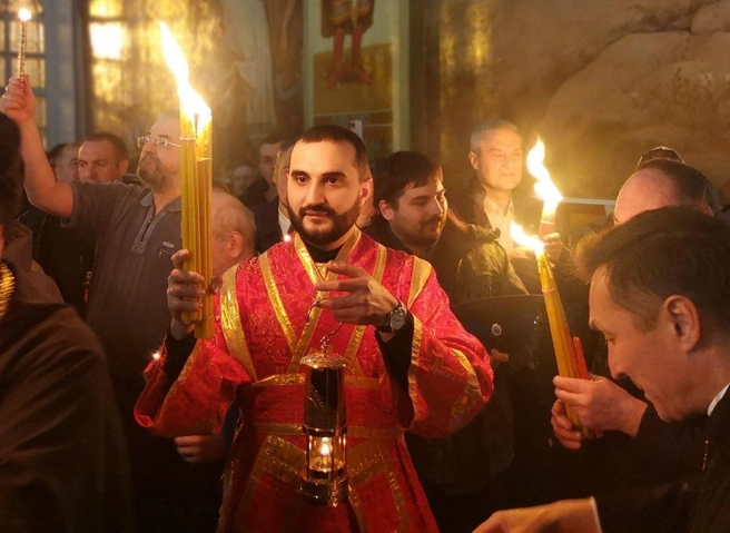 Денис и сейчас с удовольствием помогает во время служб, когда есть такая возможность  | Источник: Денис Бирюков / Vk.com