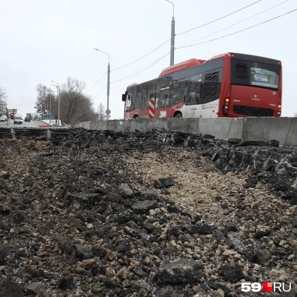 Часть асфальта на путепроводе уже сняли, для транспорта оставили только одну полос из четырёх | Источник: Кирилл Хафизов / 59.RU