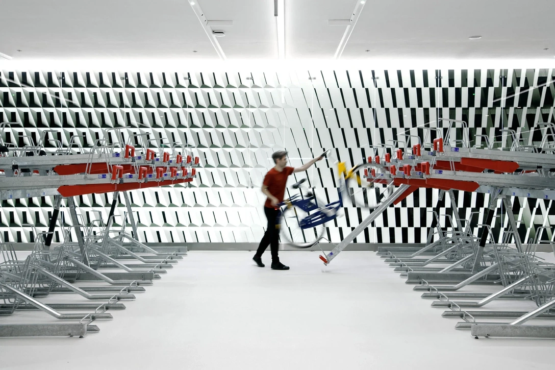 Велопарковка в Голландии | Источник: Майк Бинк