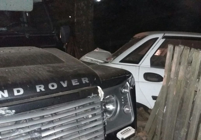 Под Рыбным Land Rover протаранил стоящую машину | ya62.ru