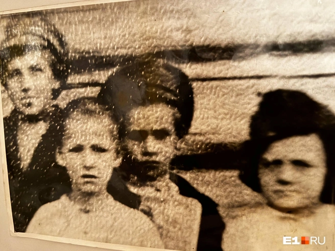 Фрагмент фотографии учеников деревенской школы. В центре в картузе — Павлик, с левого края — двоюродный брат Данил, казненный по обвинению в убийстве Павлика и Феди | Источник: Елена Панкратьева / E1.RU