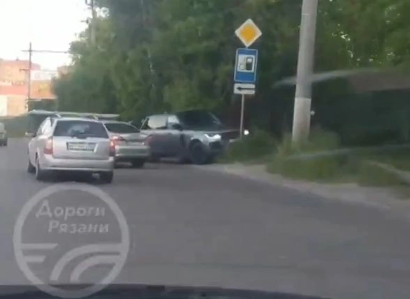 В Приокском Range Rover врезался в дорожный знак | ya62.ru