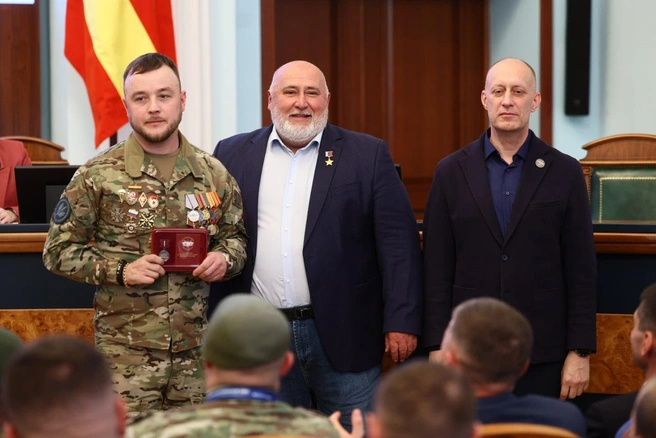 На сборах наградили отличившихся участников движения общественными наградами Ассоциации ветеранов СВО | Источник: Наиль Фаттахов / Пресс-служба правительства Челябинской области