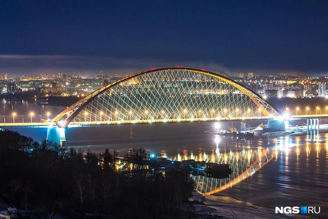 В Новосибирске в 2014 году сдали в эксплуатацию Бугринский мост — красная арка в лучах заката тут же стала главным героем блогов и соцсетей. В 2014 году мэр Новосибирска Анатолий Локоть намекнул президенту, что новая достопримечательность достойна большего. «Все-таки денежку с мостом… Красиво будет», — шепнул он Владимиру Путину на открытии моста. Последствия этого разговора пока не давали о себе знать.