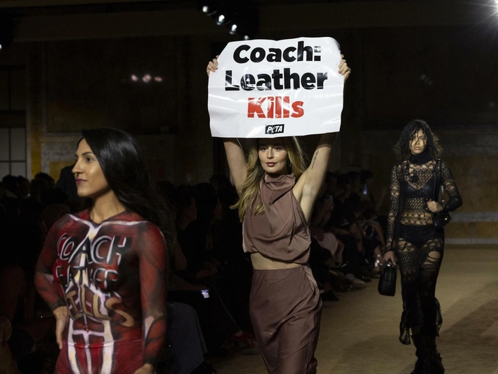 Протест на показе Coach 2023