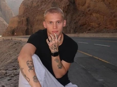 Приемный отец Дани Милохина за минимальную цену продал дом в России и сбежал в США