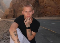 Приемный отец Дани Милохина за минимальную цену продал дом в России и сбежал в США