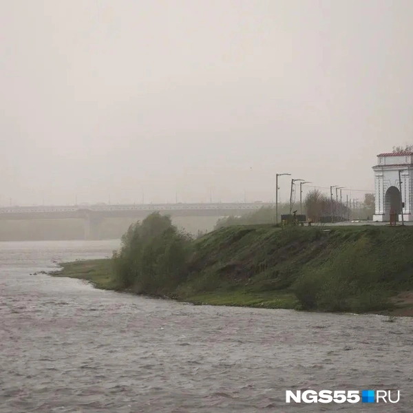Серая пелена над городом  | Источник: Евгений Софийчук / NGS55.RU 