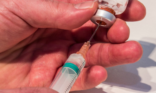 В Петербурге вакцинация от коронавируса в частных клиниках будет бесплатной. Смольный думает о прививках в ТЦ