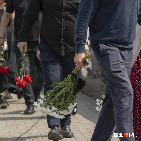Близкие и знакомые шли с большими букетами цветов | Источник: Кирилл Кушнов / E1.RU