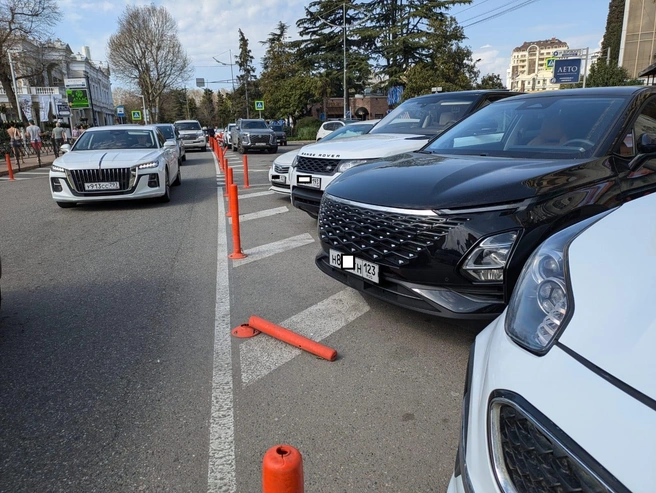 Автомобилисты паркуются на островках безопасности, ломая столбики | Источник: Оксана Витязь / SOCHI1.RU