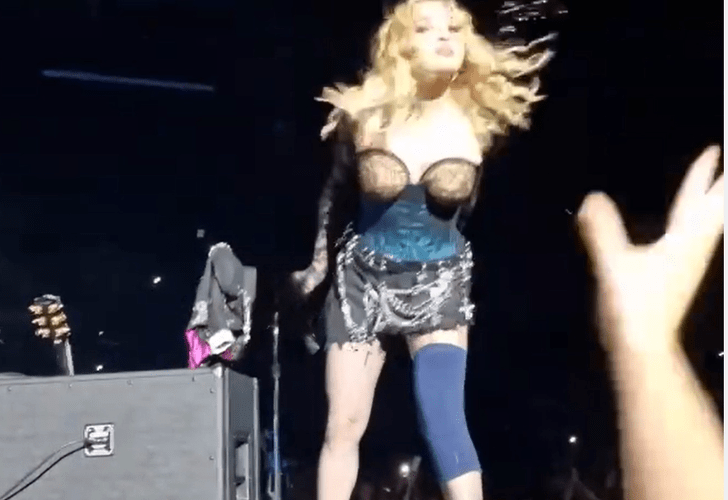 Хмель ударил в голову: Мадонна плюнула в фанатов пивом