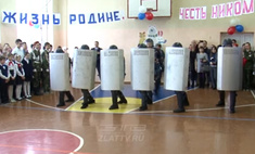 В Челябинской области школьникам на утренник привели спецназ ФСИН и устроили показательный разгон митинга (видео)