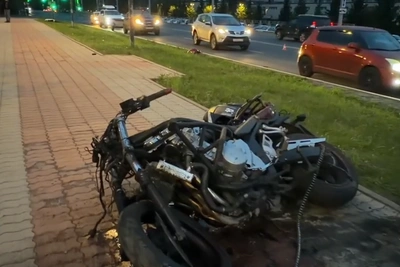 В Красноярске Ниссан насмерть сбил мотоциклиста на Свободном