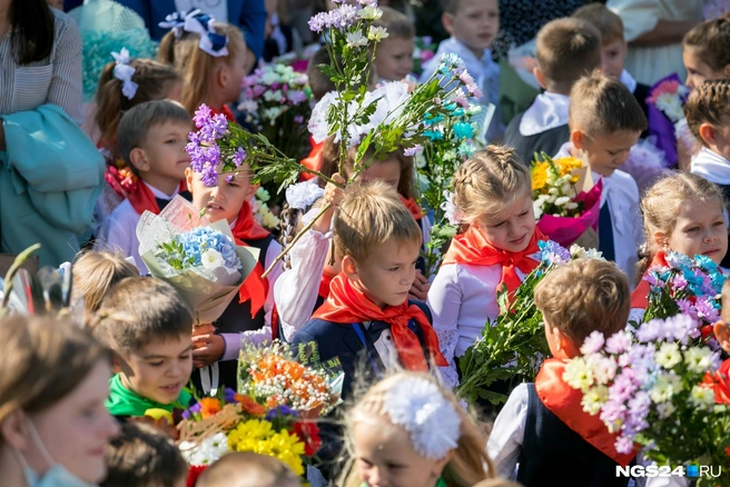 Линейки в этом году рекомендовано провести на открытом воздухе | Источник: Артем Ленц / NGS24.RU