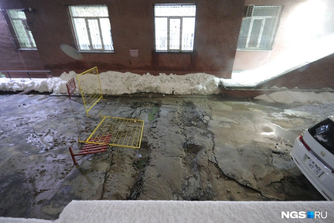 Возник дефект на теплосети диаметром 300&nbsp;мм по улице Якушева | Источник: Андрей Бортко / NGS.RU