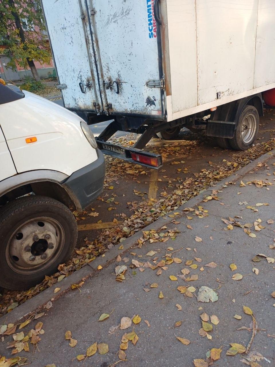 «Иногда до трех машин»: в Рязани остановку общественного транспорта превратили в парковку фур
