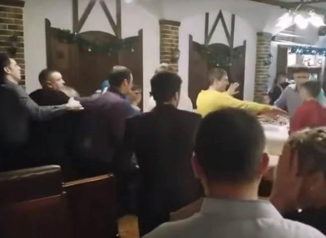 В Набережных Челнах на новогоднем корпоративе произошла массовая драка (видео) | ya62.ru