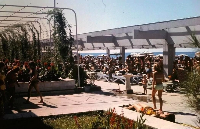 Пляж гостиницы «Жемчужина», 1974 года | Источник: Манфред Шаммер / pastvu.com