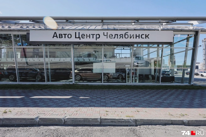 Помимо Audi здесь продают китайские машины премиум-бренда Hongqi | Источник: Наталья Лапцевич