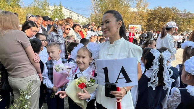 Первоклашки с новым учителем | Источник: Карина Оконешникова / 14.RU