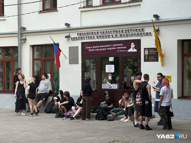Молодых людей прогнали со скамеек | Источник: Сергей Петунин / YA62.RU