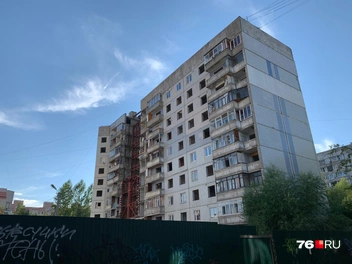 Последствия взрыва видны только с одной стороны здания | Источник: Кирилл Поверинов / 76.RU 