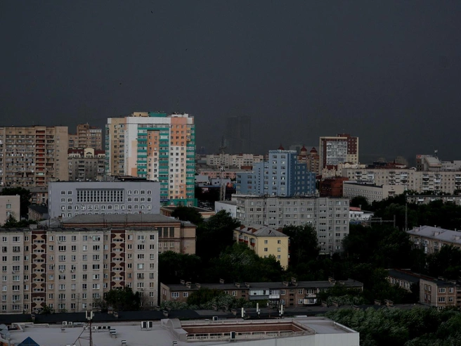 Над Челябинском уже сгущались грозовые тучи накануне. | Источник: Наталья Лапцевич