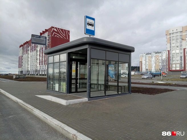 На территории микрорайона появились теплые остановки | Источник: Мария Гришкина / 86.RU